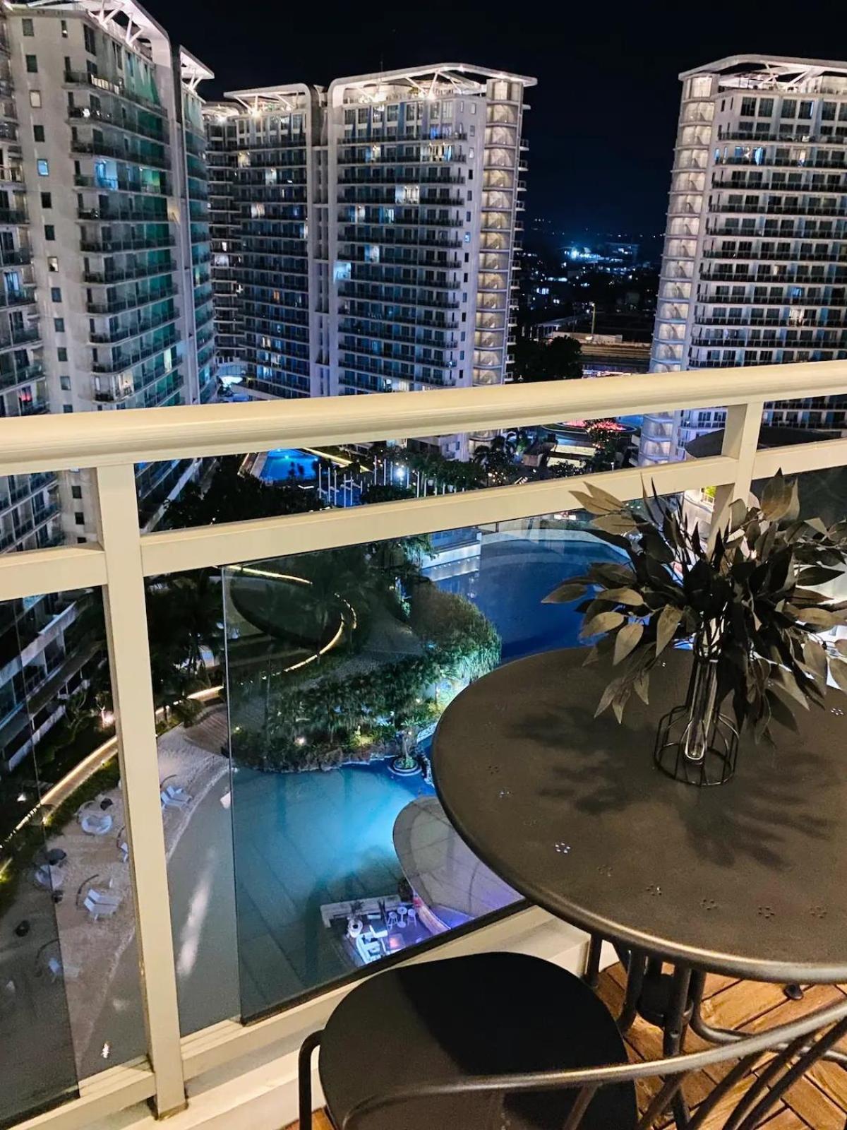 Beach Front Living In The Heart Of The City, Azure Residences Manille Extérieur photo