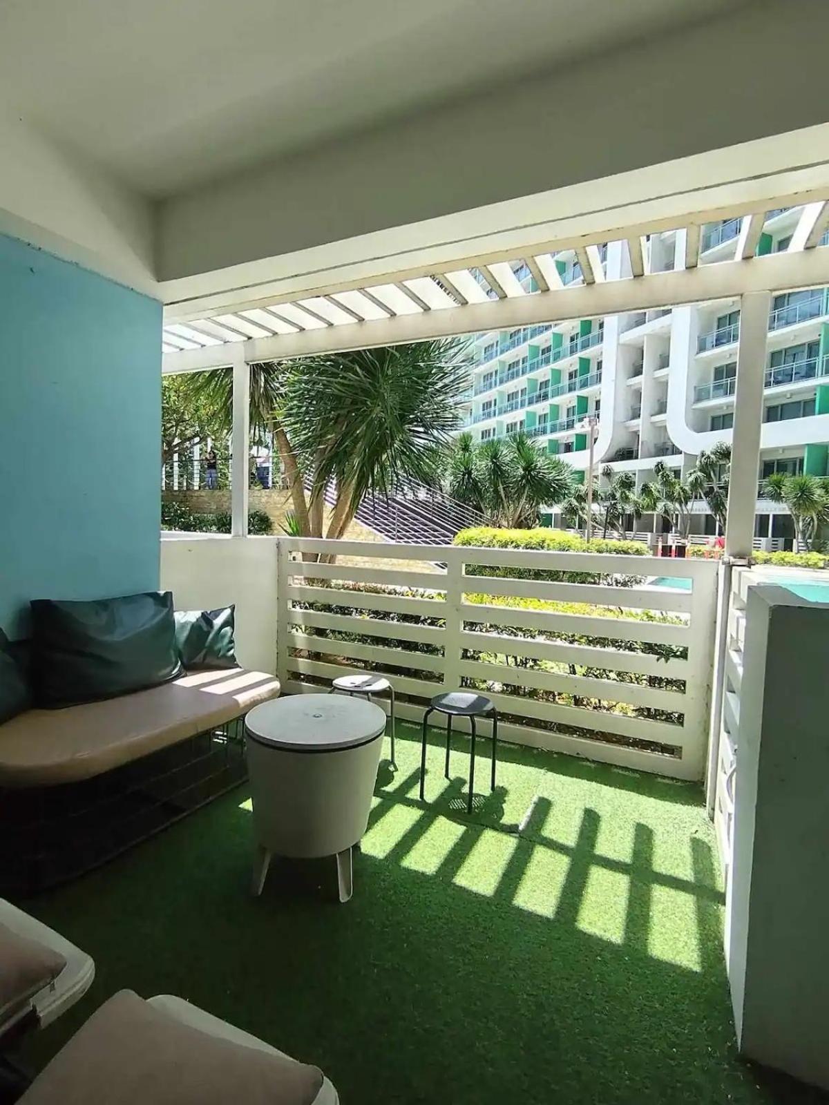 Beach Front Living In The Heart Of The City, Azure Residences Manille Extérieur photo